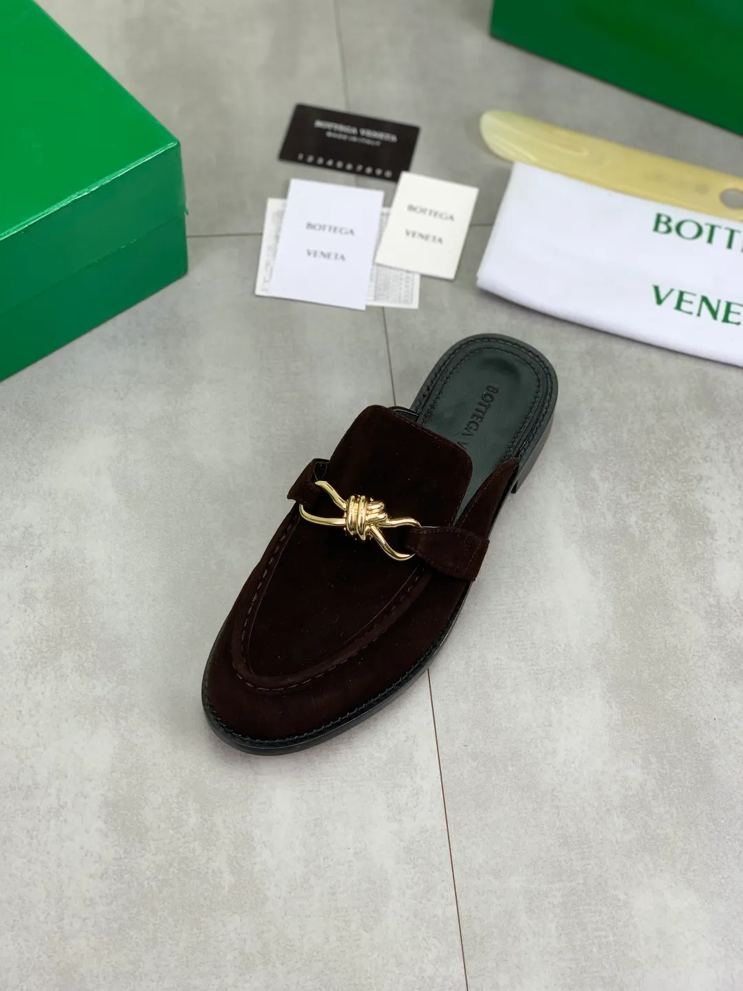 Men's shoes 💰P800 [New model] (genuine leather outsole) water-dyed cow lining 💰High-quality business couple half-slip leather shoes 💎💎💎 BOTTEGA VENETA official website synchronizes the latest top version of BV in the market, accepts material comparison, shoe type comparison, process comparison, practical and textured, versatile and suitable for any occasion, the more you look at it, the more flavorful it becomes. Purely hand-knitted craftsmanship - Upper material, calfskin imported from Italy 🇮🇹 - High-quality water-dyed cowhide lining - Original private model customized leather outsole -Size: Female 35-39 (40 ordered) Male 39-44 (38 45 can be customized) Color: Multiple colors available